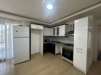 GÜLLÜK MERKEZDE DENİZE 50 METRE UZAKLIKTA HAVUZLU SİTEDE 2+1