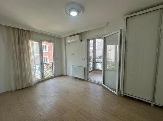 GÜLLÜK MERKEZDE DENİZE 50 METRE UZAKLIKTA HAVUZLU SİTEDE 2+1