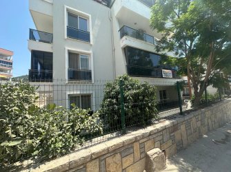 GÜLLÜK MERKEZDE DENİZE 50 METRE UZAKLIKTA HAVUZLU SİTEDE 2+1
