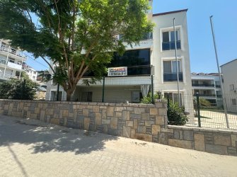 GÜLLÜK MERKEZDE DENİZE 50 METRE UZAKLIKTA HAVUZLU SİTEDE 2+1