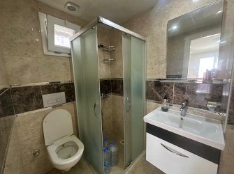 GÜLLÜK MERKEZDE DENİZE 50 METRE UZAKLIKTA HAVUZLU SİTEDE 2+1