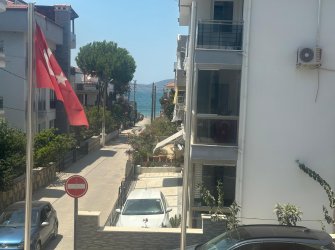 GÜLLÜK MERKEZDE DENİZE 50 METRE UZAKLIKTA HAVUZLU SİTEDE 2+1