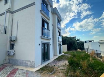 GÜLLÜK MERKEZDE DENİZ MANZARALI BAHÇE KULLANIMLI DAİRE