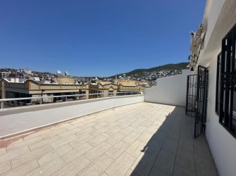 Sahile 50m, Havuzlu Sitede Deniz Manzaralı Dubleks Daire