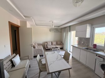 Güllük'te Deniz Manzaralı Sahile Yakın, Eşyalı Satılık 2+1 Daire