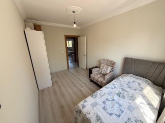 Güllük'te Deniz Manzaralı Sahile Yakın, Eşyalı Satılık 2+1 Daire