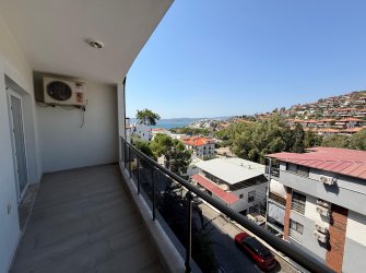 Güllük'te Deniz Manzaralı Sahile Yakın, Eşyalı Satılık 2+1 Daire