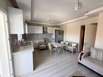 Güllük'te Deniz Manzaralı Sahile Yakın, Eşyalı Satılık 2+1 Daire