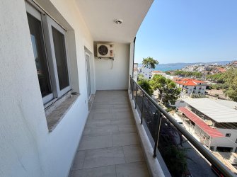 Güllük'te Deniz Manzaralı Sahile Yakın, Eşyalı Satılık 2+1 Daire