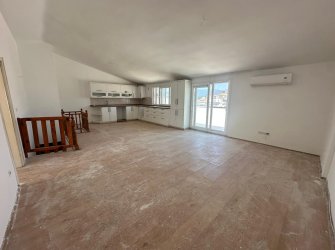 Sahile 50m, Havuzlu Sitede Deniz Manzaralı Dubleks Daire